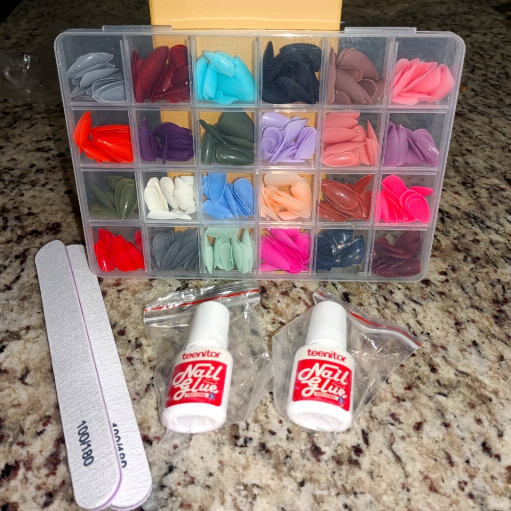 Press on nails set